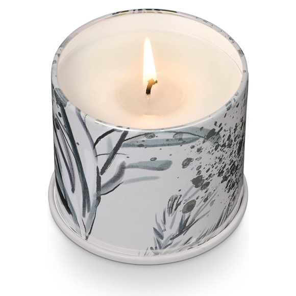 ILLUME Winter White Plant-Based Candle - Picture 3 of 8